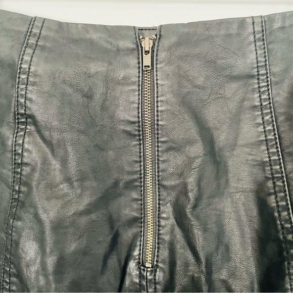 Free People x Urban Outfitters Faux Leather Mini Skirt- Black- Size 2 - Picture 4 of 5